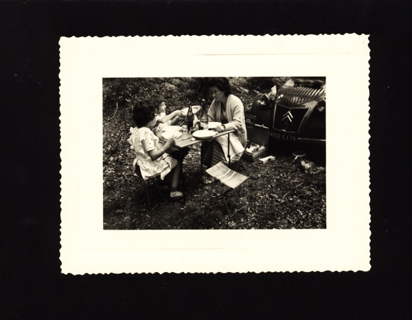 1956#_Pique-nique, Geneviève, les deux soeurs avec 2 CV