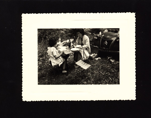 1956 ca_Pique-nique,avec Geneviève et 2 CV